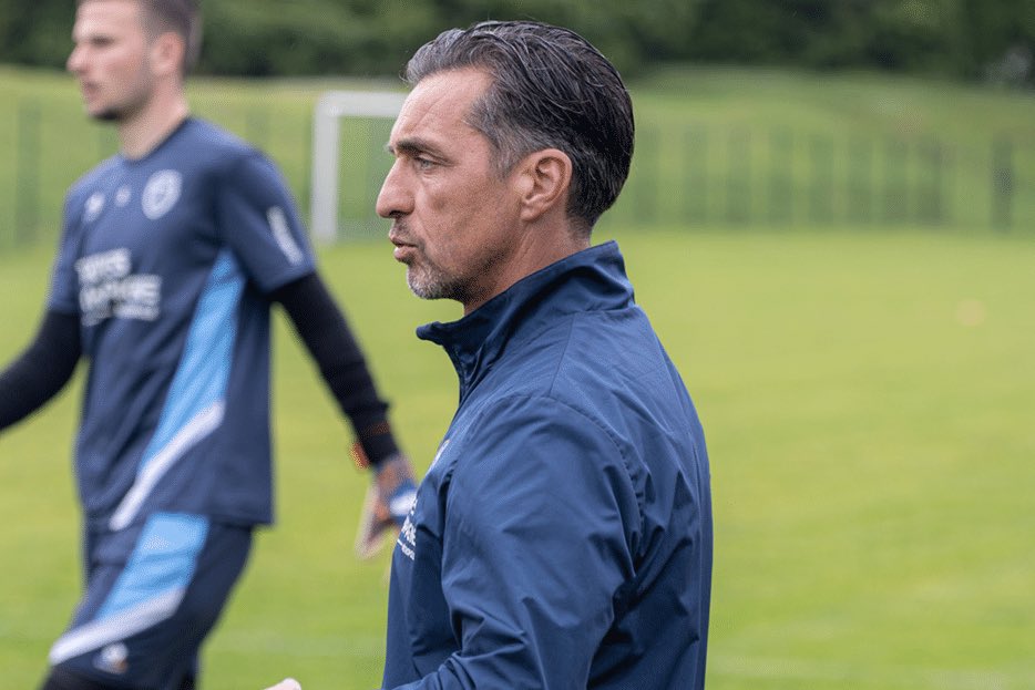 🤓 𝐖𝐢𝐥𝐟𝐫𝐢𝐝 𝐑𝐚𝐬𝐭𝐨𝐥𝐥, nouvel entraîneur des gardiens des <a href="/girondins/">FC Girondins de Bordeaux</a>, pour le site de l’<a href="/estac_officiel/">ESTAC Troyes</a> en mai 2024 : 

🧤𝙎𝙤𝙣 𝙥𝙖𝙧𝙘𝙤𝙪𝙧𝙨 : 

«  J’ai eu un cursus assez classique, j’ai commencé à entraîner assez jeune. Je suis aussi passé par le beach soccer.