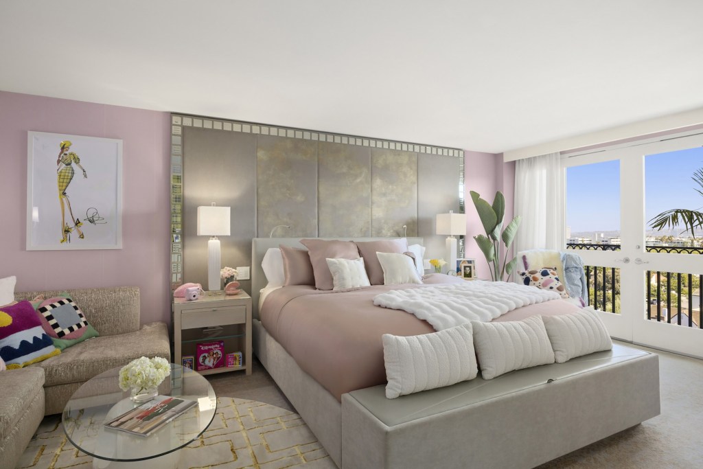 ‘Clueless’-inspired hotel suite features Cher-approved closet trib.al/kyXMaQM