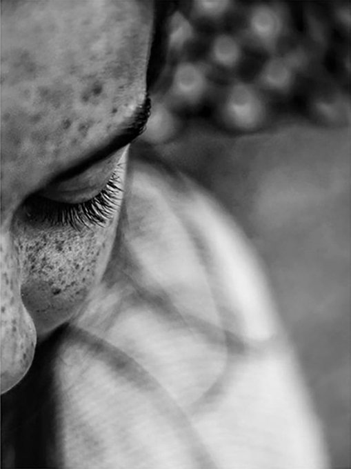 "Aunque estoy entrenada
y siempre resucito
he decidido no morirme
nunca más".
Gloria Fuertes