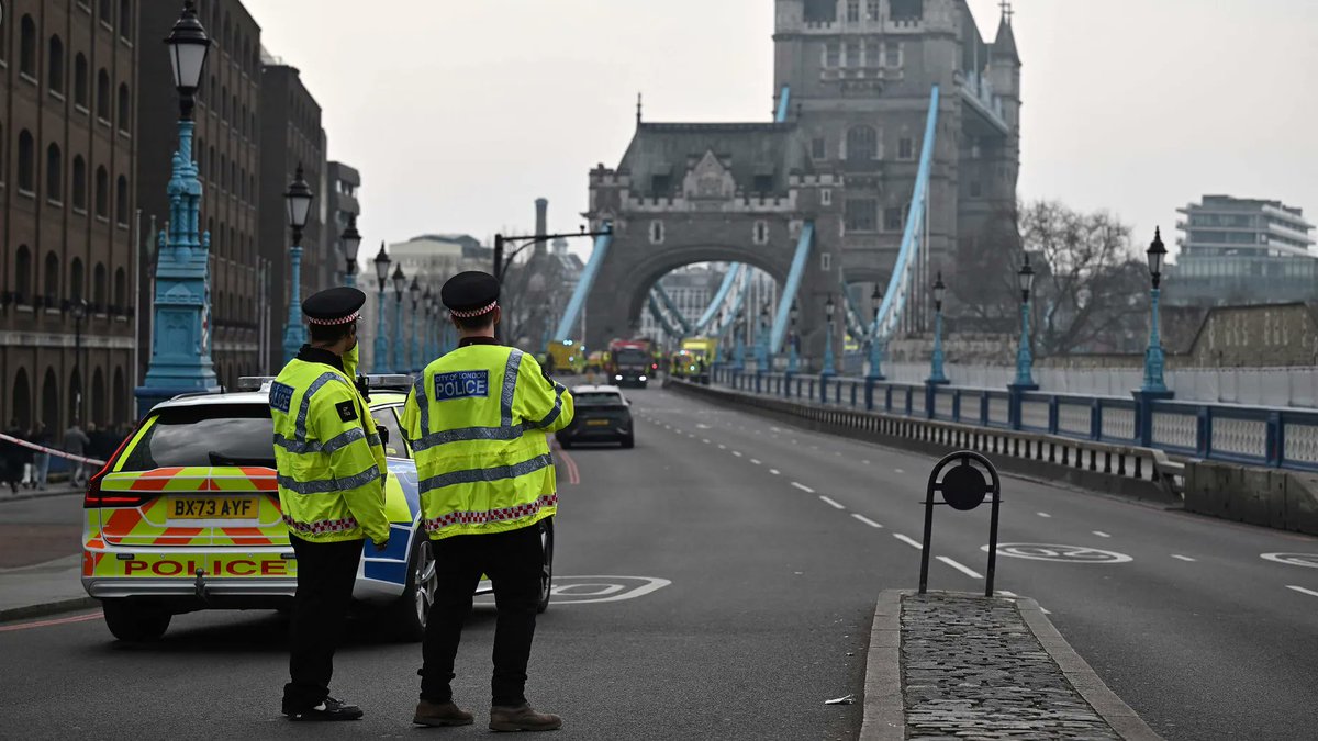 theinformant_x's tweet image. ❗️🔪🇬🇧 - A man stabbed three men in a shop in London’s Southwark district, near the Tower Bridge.
A 58-year-old man died at the scene, and a 27-year-old succumbed to his injuries in hospital. A third victim and the suspect, aged 30–39, were hospitalized with serious injuries.…