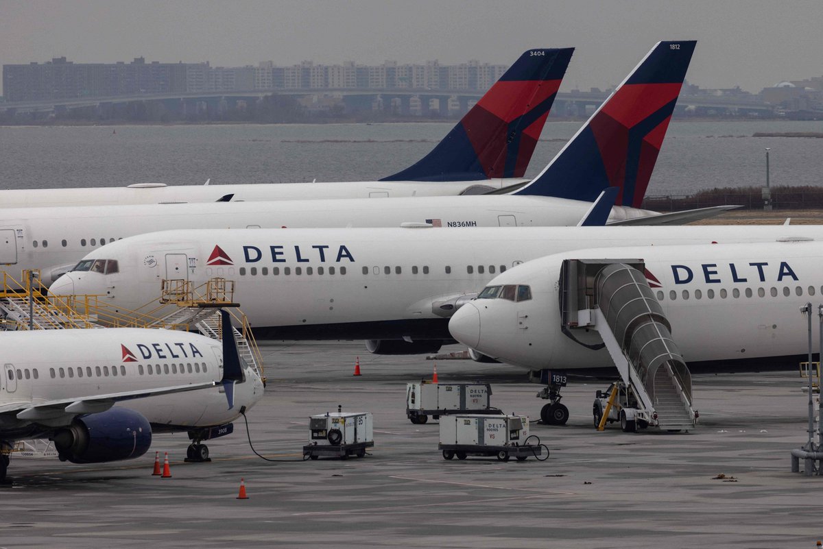 dailystar's tweet image. Delta Airlines pilot hauled off flight by cops as horrified passengers watched
dailystar.co.uk/news/world-new…