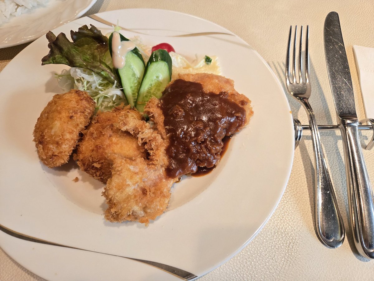 Rii18071118's tweet image. 京都でのランチ
《Coffee スマート》
1階が喫茶、2階がお食事が出来るレストランになっていました🍴
こだわりがあり、老舗を感じられる店内は素敵でした~✨
選べるランチはポークカツとクリームコロッケに😋
洋食屋さんのデミとクリームコロッケは外せない😆
次は一階でパンケーキを食べたいな🥞💕