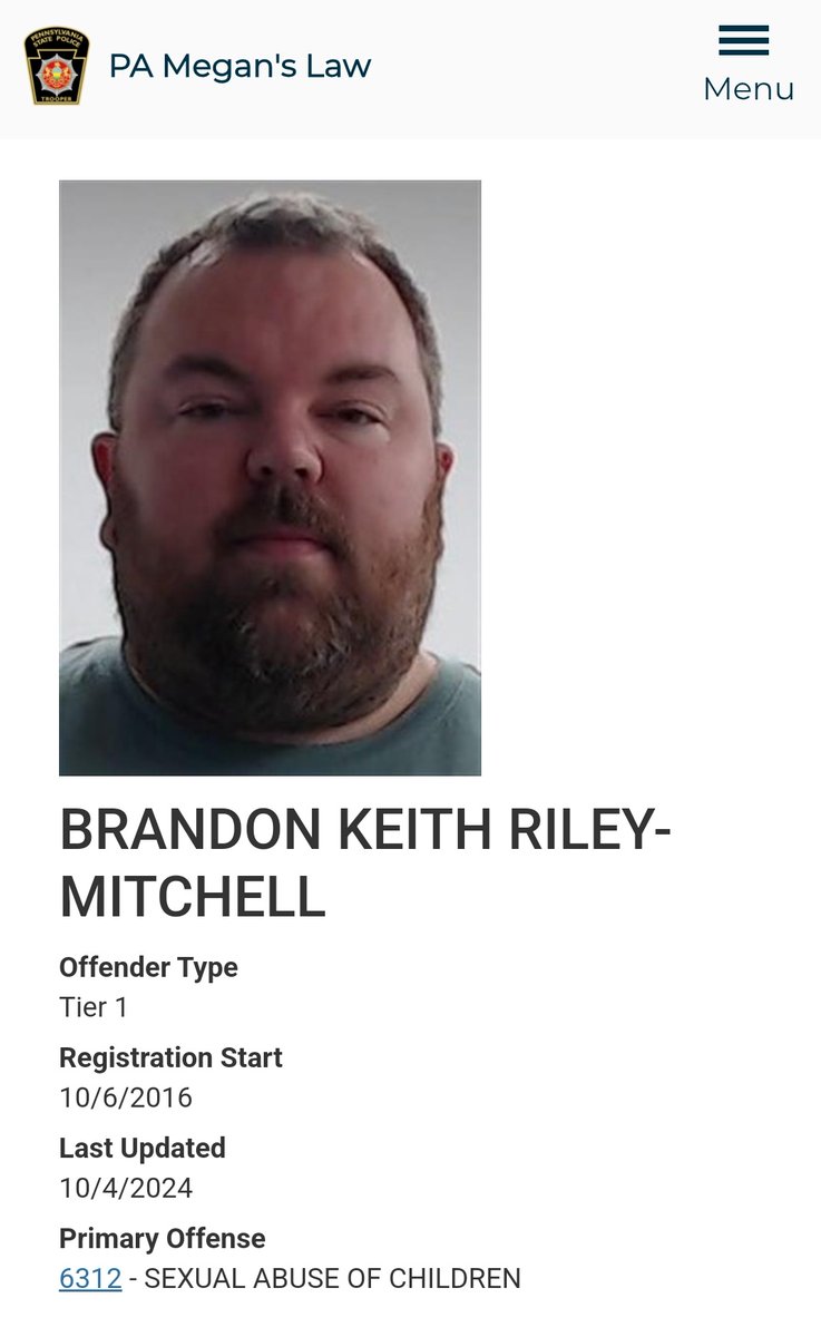 El hombre a la dercha, Brandon Keith Riley-Mitchell, es un delincuente sexual de Nivel 1 registrado en el estado de Pensilvania, condenado en 2016 por posesión de pornografía infantil y corrupción de menores, involucrando a un joven de 16 años, mientras trabajaba como profesor de
