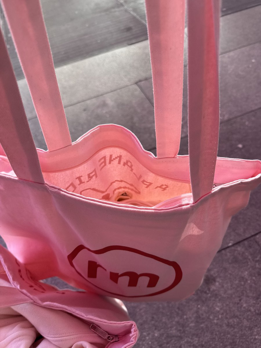 oldreclinerx's tweet image. omg the pink tote has a zipper