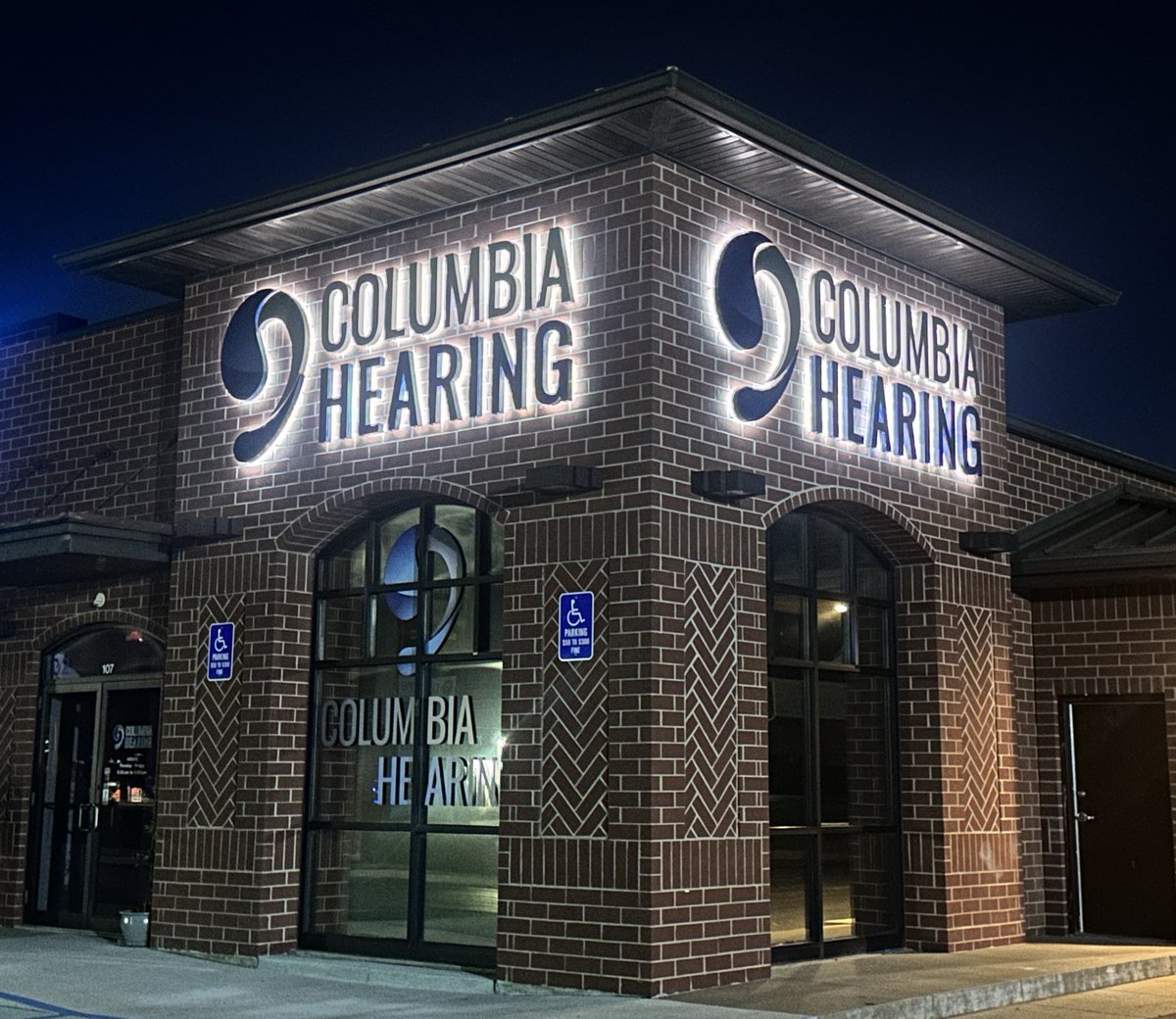 Impact4800's tweet image. When your brand needs to be seen and heard 🎯🔊 

These Impact custom manufactured, all aluminum halo lit letters &amp;amp; logo for Columbia Hearing in Columbia, MO are shining bright—day or night.✨

#AnySignAnywhere