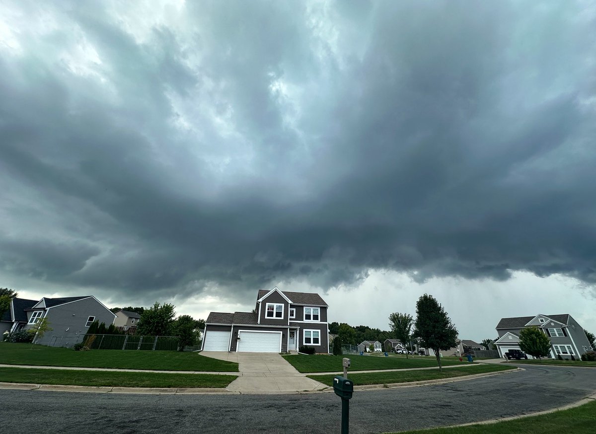 Nicely structured shelf over Middleville, Michigan just now. #wmiwx #miwx #shelfcloud