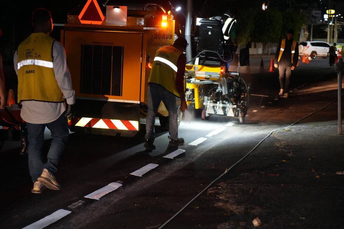 JorgeAldanaB's tweet image. Por la noche, nuestros equipos municipales avanzan con la misión de señalizar calles y bulevares del Distrito Central, convirtiendo vías inseguras y olvidadas, en calles seguras y ordenadas al servicio de los conductores y peatones capitalinos.🛣️
✅ Pintado de pasos cebra en el…