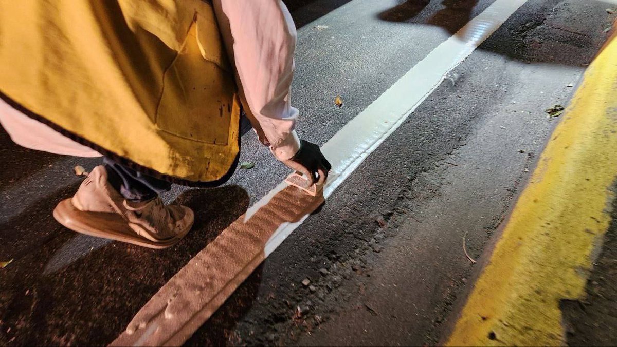 JorgeAldanaB's tweet image. Por la noche, nuestros equipos municipales avanzan con la misión de señalizar calles y bulevares del Distrito Central, convirtiendo vías inseguras y olvidadas, en calles seguras y ordenadas al servicio de los conductores y peatones capitalinos.🛣️
✅ Pintado de pasos cebra en el…