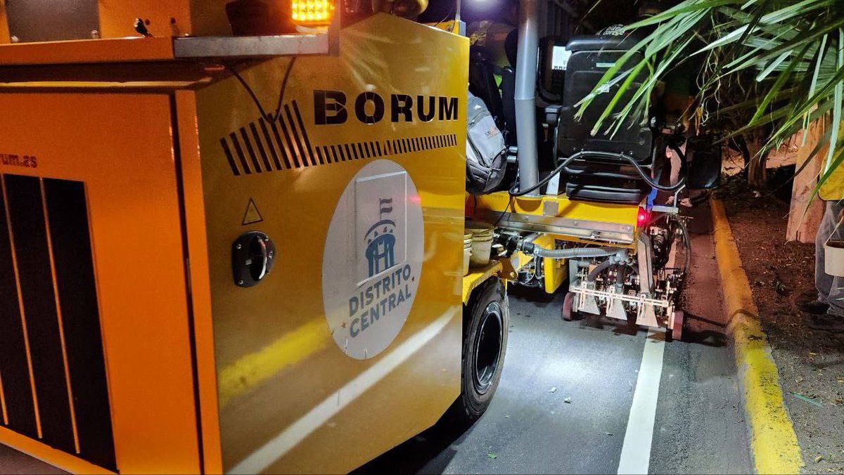 JorgeAldanaB's tweet image. Por la noche, nuestros equipos municipales avanzan con la misión de señalizar calles y bulevares del Distrito Central, convirtiendo vías inseguras y olvidadas, en calles seguras y ordenadas al servicio de los conductores y peatones capitalinos.🛣️
✅ Pintado de pasos cebra en el…