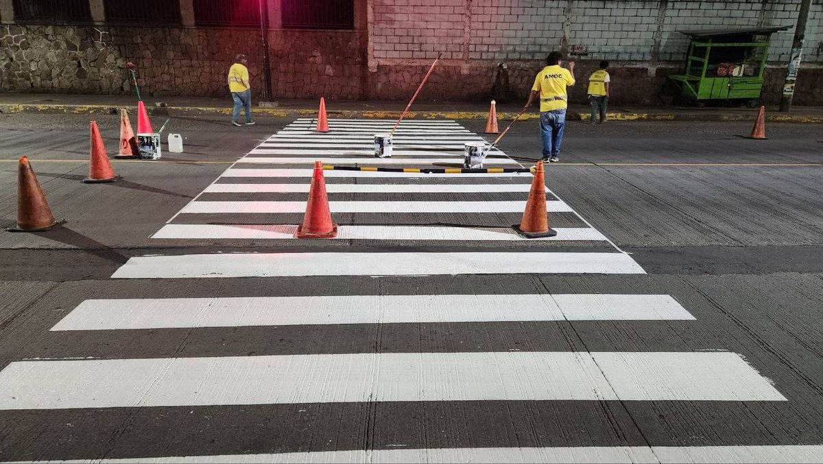 JorgeAldanaB's tweet image. Por la noche, nuestros equipos municipales avanzan con la misión de señalizar calles y bulevares del Distrito Central, convirtiendo vías inseguras y olvidadas, en calles seguras y ordenadas al servicio de los conductores y peatones capitalinos.🛣️
✅ Pintado de pasos cebra en el…