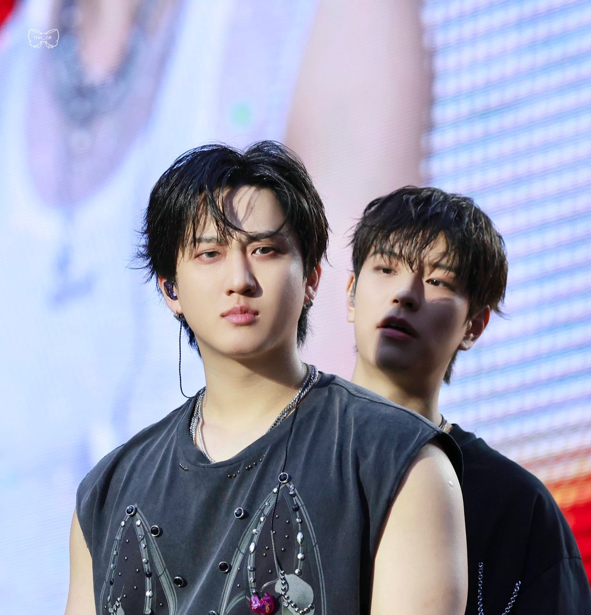 창빈이 어깨에 똥갱 키우는거니?