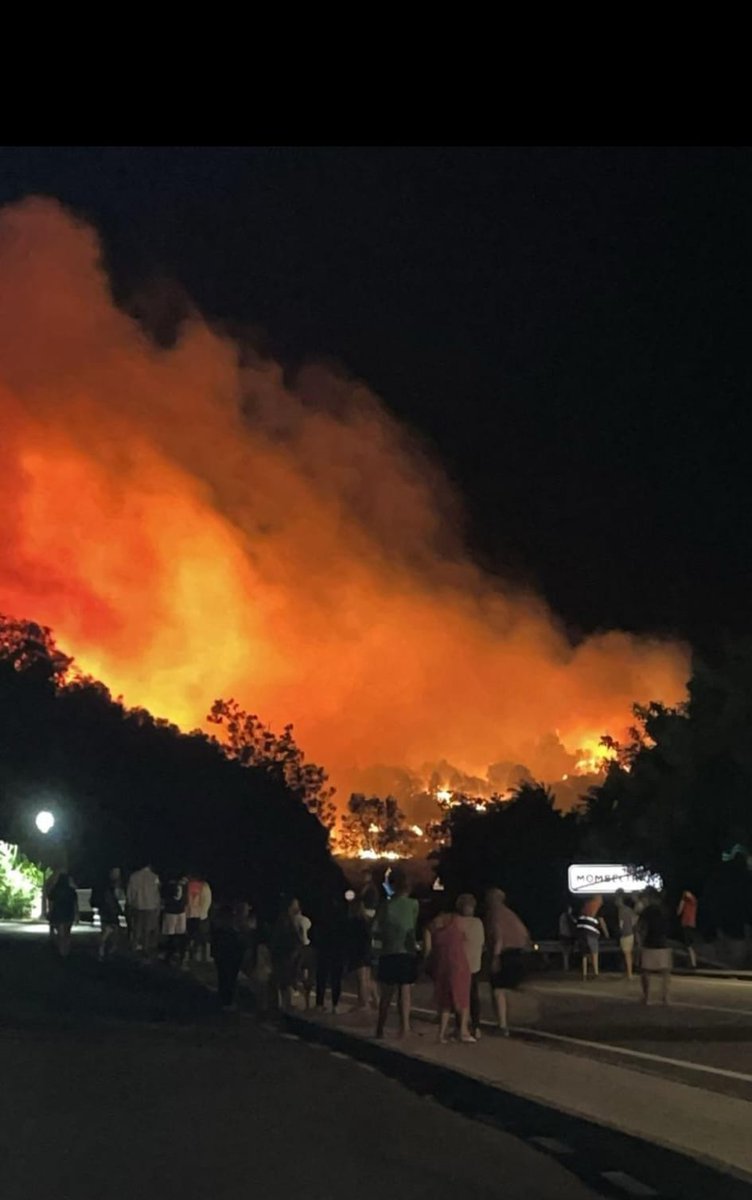 🔥 Una imagen duele más que mil palabras. #IFMombeltrán (#Ávila) a las 23:55h.

⛔ Cortada la N-502 desde el Puerto del Pico.