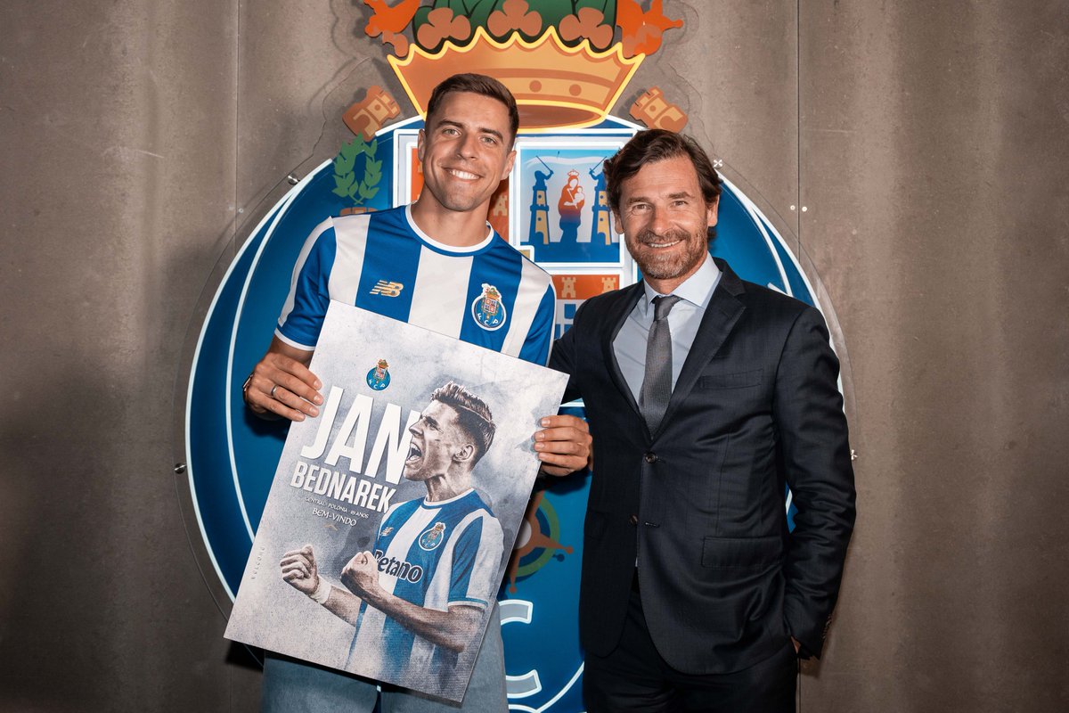 FCPorto's tweet photo. Jan Bednarek, o novo Dragão 🐉 Witamy w FC Porto! 💪

#SeguimosJuntos https://t.co/Nf3VT8BzGE