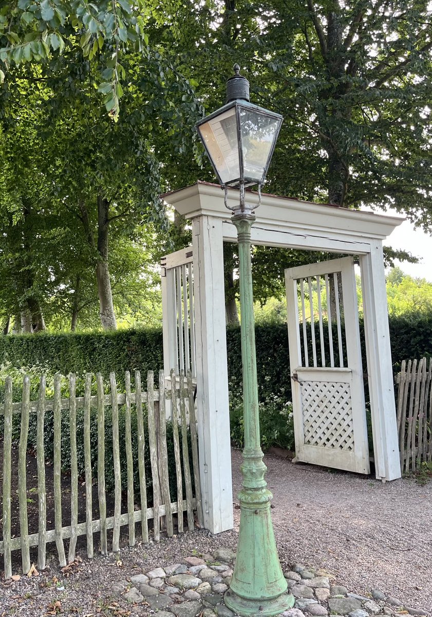 kynohy's tweet image. A lamppost