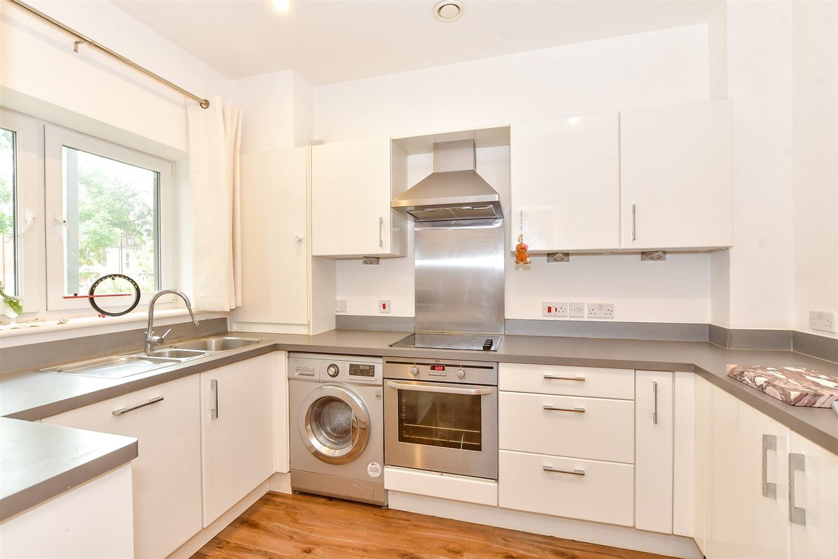 🏡 3 Bedrooms | Chichester, West Sussex

Charming semi detached house nestled in the heart of Chichester. Benefitting from 3 large bedrooms and ample allocated parking. Just a short walk from Chichester city center.

Find out more and book your viewing:
👉 birdeye.cx/hqpg73