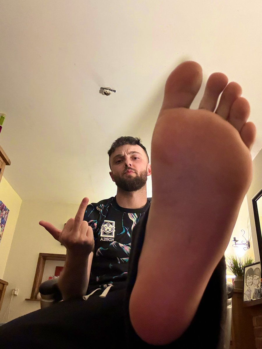 who’s getting in my DMs and handing over the cash i deserve.

#findom #cashmaster #feet #footfetish #findomalpha #findomking #paypig #cashslave #moneyslave