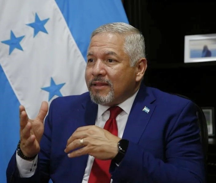 elpulsohn's tweet image. #EPActualidad | El candidato a designado presidencial por Libertad y Refundación (Libre), Enrique Reina, respondió a las acusaciones de Salvador Nasralla, asegurando que el verdadero intento por controlar las instituciones viene del bipartidismo, del cual —según dijo— Nasralla…