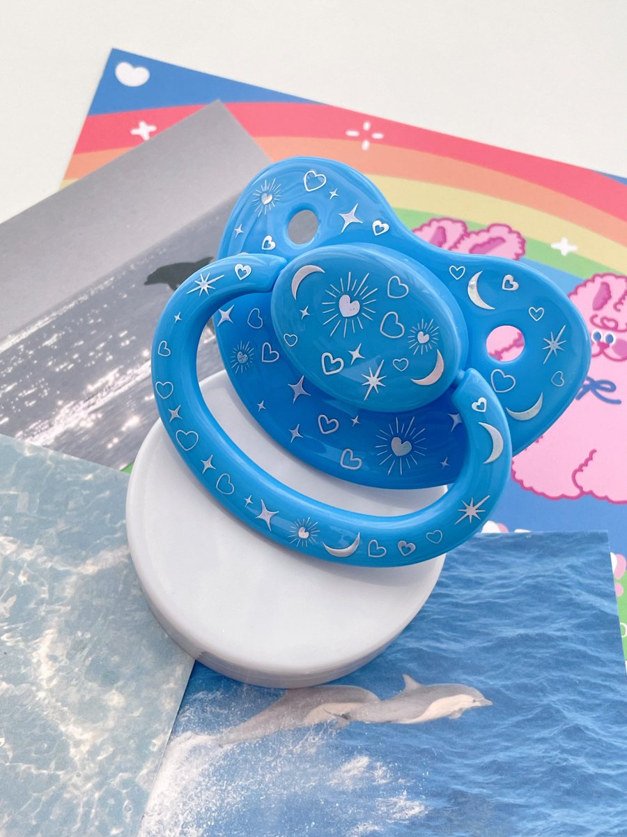 ‧˚₊*̥‧₊˚⋅♡⋅˚₊‧.𖥔 ݁ ˖࣪ ִֶָ☾.
하트문 리틀 쪽쪽이 ᶻ 𝗓 𐰁ᶻ 𝗓 𐰁 .ᐟ

쪽쪽이 물면 마음이 안정되면서 
잠이 잘 올 거예요. ₍ᐡ｡っ ̫-｡ᐡ₎ ~~