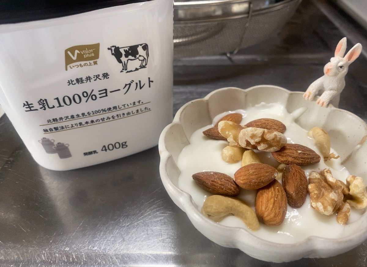 バローのヨーグルトがめっちゃおいしい👏🏻
甘味不使用で食べれるよ😘

ナッツやプルーンを添えて✨️
