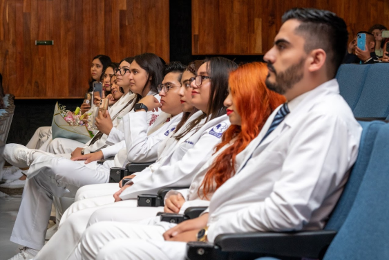 Ceremonia de egreso de Médicos Internos de Pregrado de la generación julio 2024-junio 2025. En este importante evento, 30 médicos internos culminaron su periodo de formación en las instalaciones del #HRAEZ, después de un año de intensa preparación y dedicación.