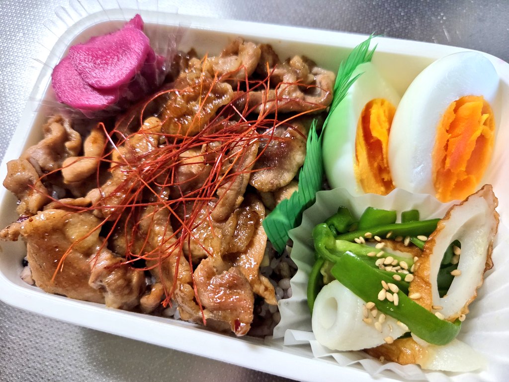 kiritossyaa's tweet image. おはようございます火曜日☀️
台風の動向が気になるところ…
何事もなく過ぎていってほしいです!
今日は簡単焼肉🍱
#お弁当
#お弁当記録