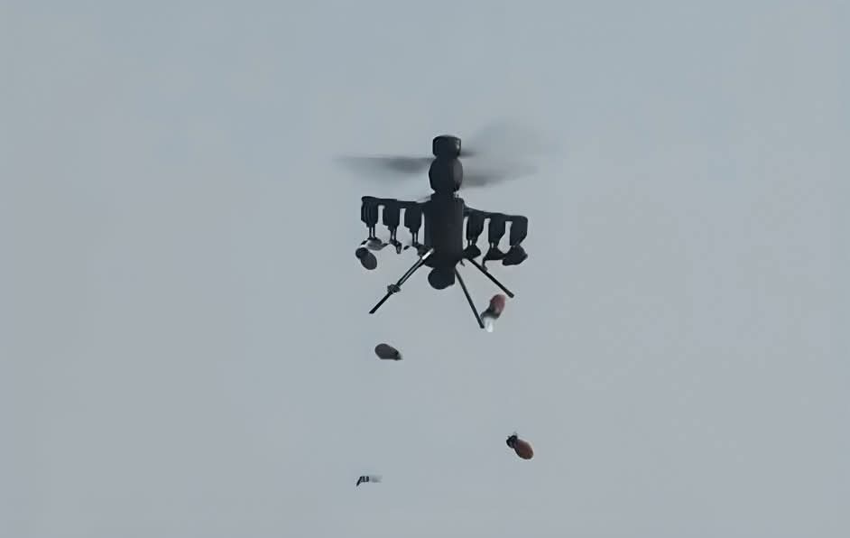 warsurveillance's tweet image. ‼️🇨🇳China unveils Black Bee small attack drone capable of carrying six mini-bombs to break through defenses and support assault teams
