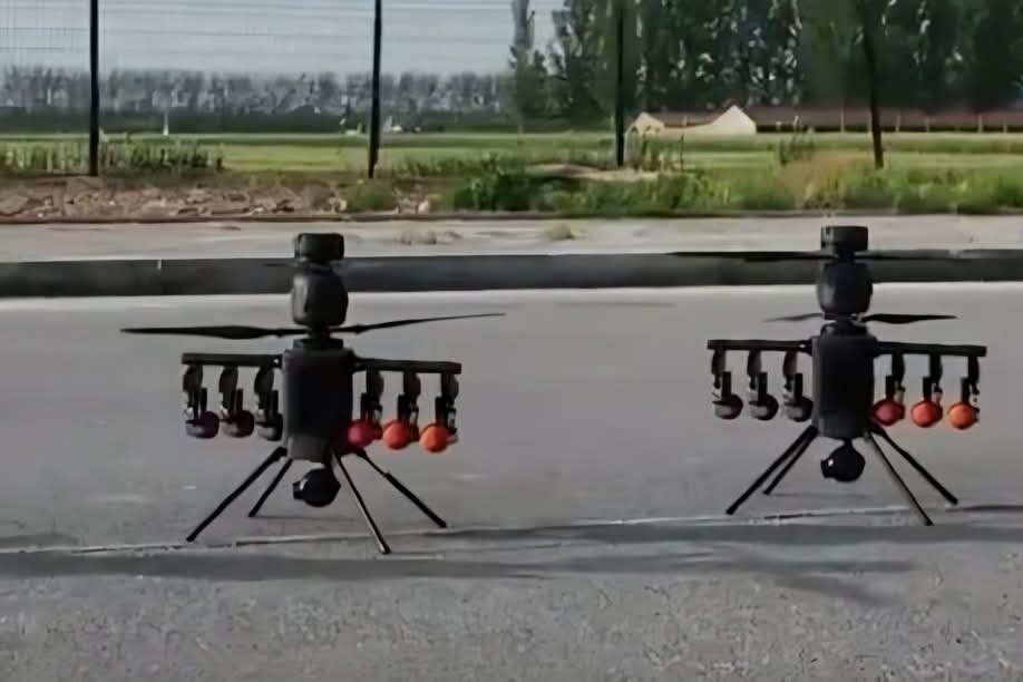 warsurveillance's tweet image. ‼️🇨🇳China unveils Black Bee small attack drone capable of carrying six mini-bombs to break through defenses and support assault teams