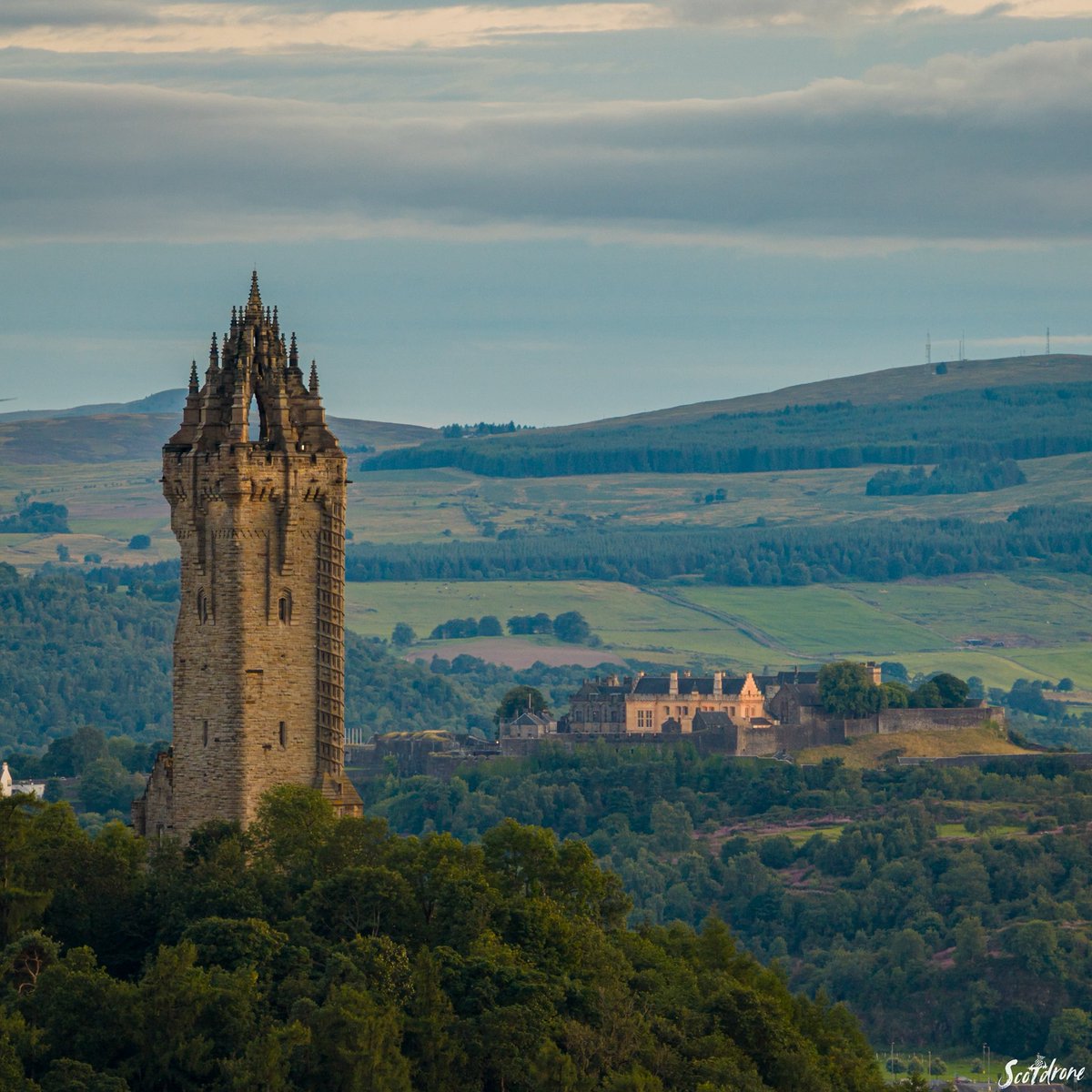 The Wallace Monument and Stirling Castle today😊🏴󠁧󠁢󠁳󠁣󠁴󠁿 #stirling #castle #stirlingcastle #williamwallace #historic #braveheart #scotland #scottish #visitscotland #drone
