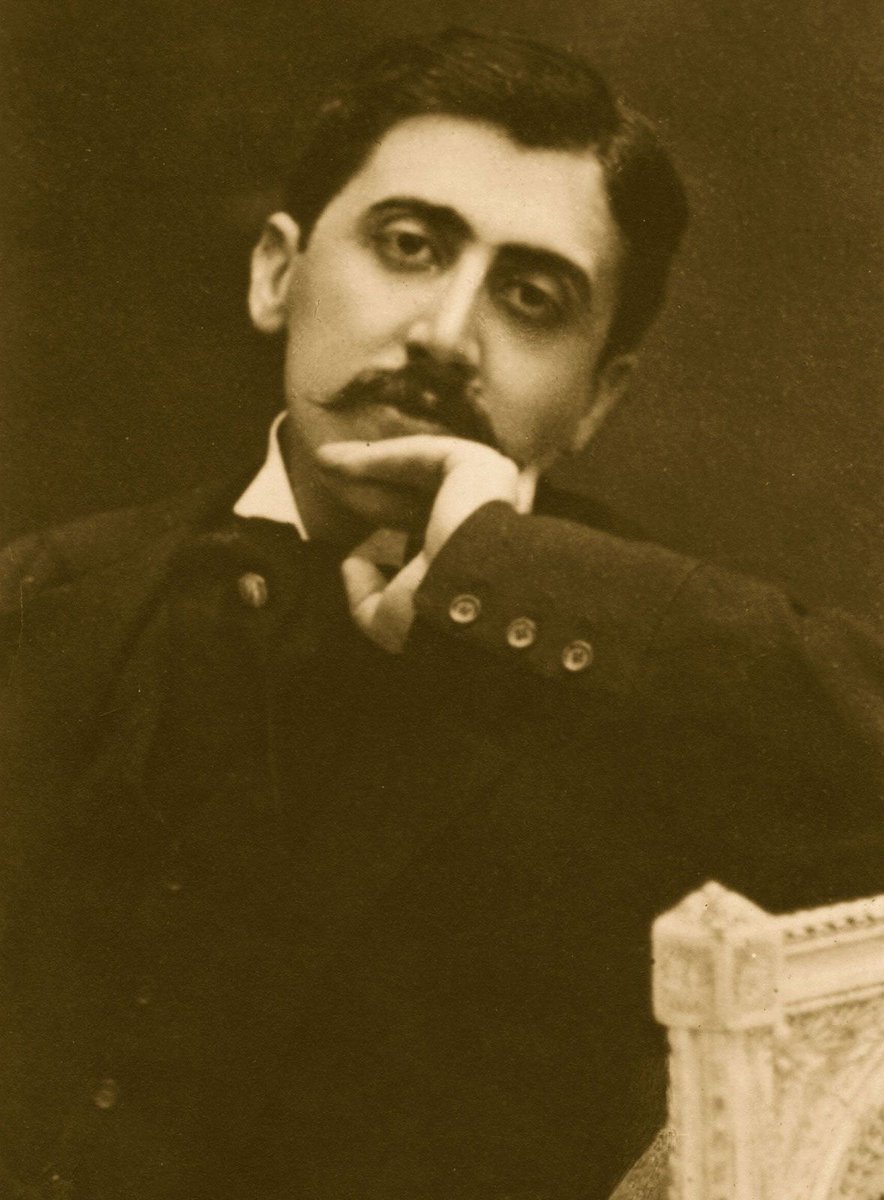 "Bir insanı bize en iyi hatırlatan şey; aslında unuttuğumuz şeydir. Önemsiz olduğu için unutulmuş ve bu sayede bütün gücünü koruyabilmiştir çünkü." 
Marcel Proust (Kayıp Zamanın Peşinde)