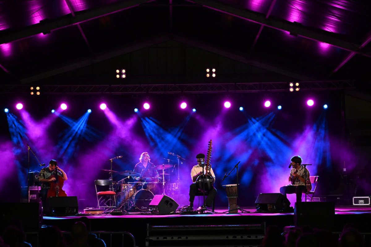 lessantesmataro's tweet image. A la Llar Cabanellas el públic gaudeix d&apos;un concert molt especial. @momimaiga és és una de les veus més singulars i potents de l’escena musical actual. El senagalès ha estat guardonat com a Millor Disc de l’Any pels Premis de la Crítica d’Enderrock