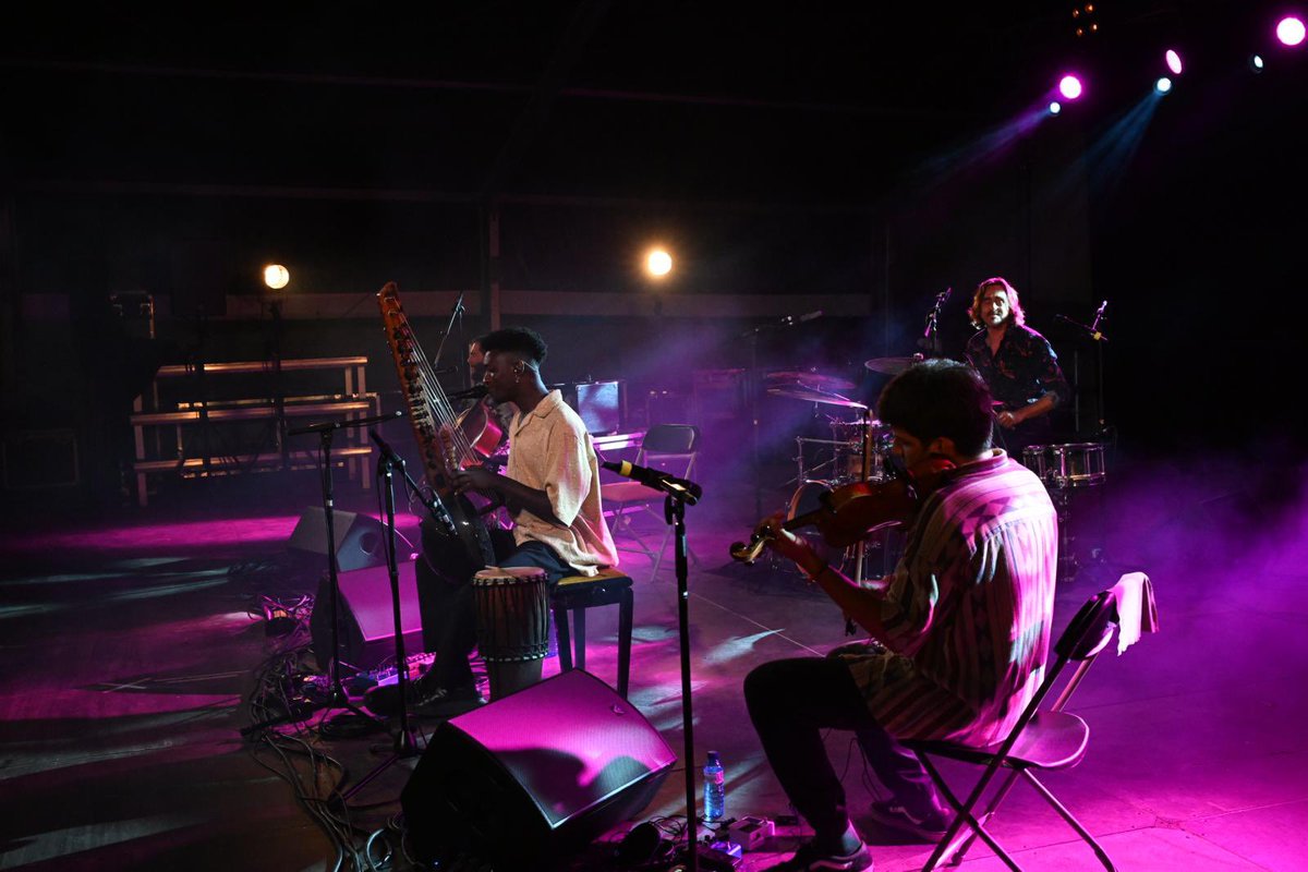 lessantesmataro's tweet image. A la Llar Cabanellas el públic gaudeix d&apos;un concert molt especial. @momimaiga és és una de les veus més singulars i potents de l’escena musical actual. El senagalès ha estat guardonat com a Millor Disc de l’Any pels Premis de la Crítica d’Enderrock