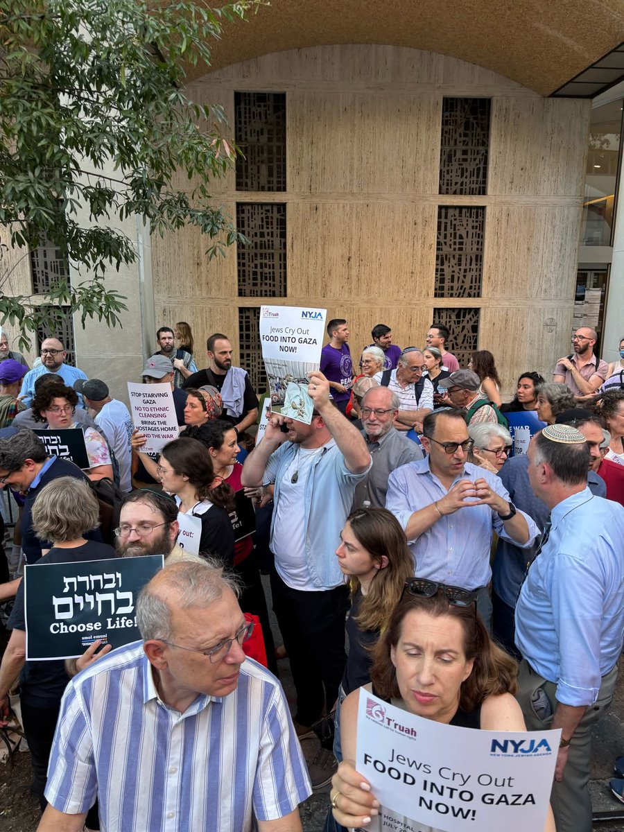 Rabinos y otros judío/as se reúnen frente al consulado israelí para gritar: ¡Que entre la ayuda en Gaza ya!

Vía <a href="/truahrabbis/">T'ruah: The Rabbinic Call for Human Rights</a>