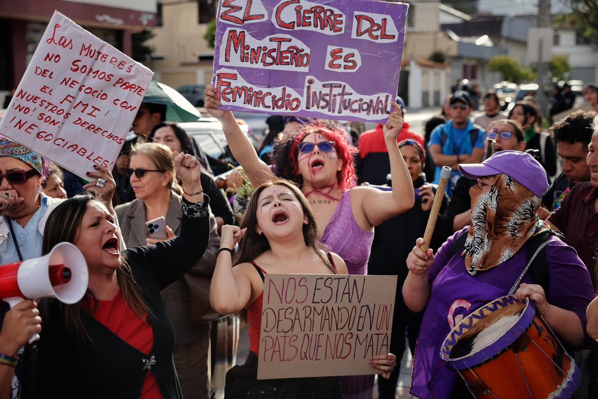 ¿Por qué mujeres, disidencias y sectores feministas protestan este #28J frente al Ministerio de la Mujer en Ecuador?
Rechazan la decisión del gobierno de Daniel Noboa de fusionar el Ministerio de la Mujer con el de Gobierno.

Abrimos 🧵

Cobertura <a href="/karentoroa/">Karen Toro</a> y <a href="/JanetaCervantes/">sumakwarmi</a>