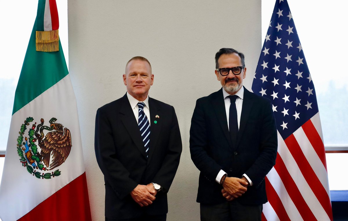 OCHOA_MX_UN's tweet photo. Sostuve encuentro con Paul Watzlavick del Programa #EXBS @StateDept. Reconocimos la cooperación🇲🇽🇺🇸 en materia de controles estratégicos @USEmbassyMEX. Abordamos retos globales relacionados inteligencia artificial, semiconductores e implementación de la #res1540 @UNSC_Reports. https://t.co/v8XyQJHatw