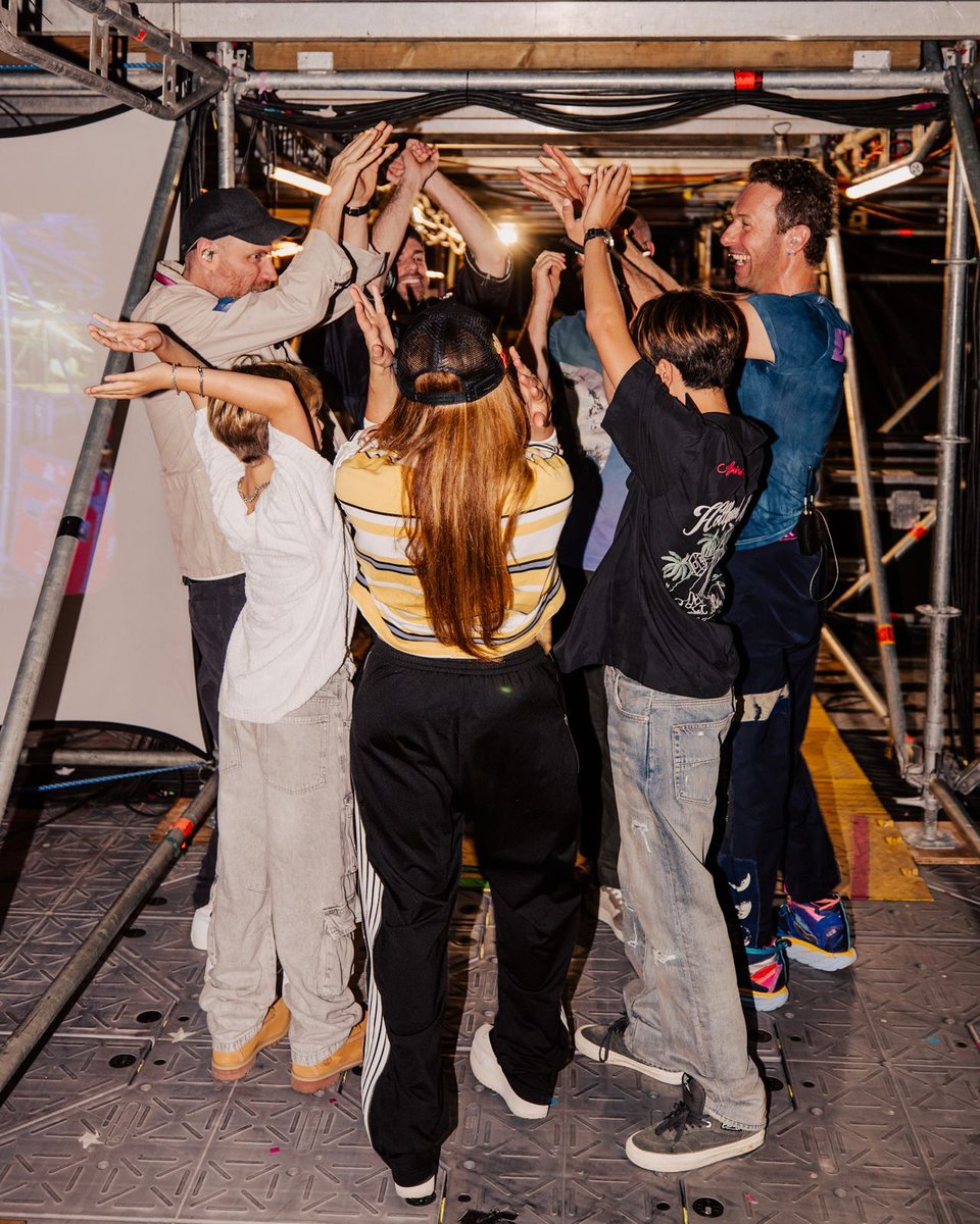 coldplayaccess's tweet image. Shakira backstage at #ColdplayMiami 🇺🇸💃✨

📸 @annaleemedia