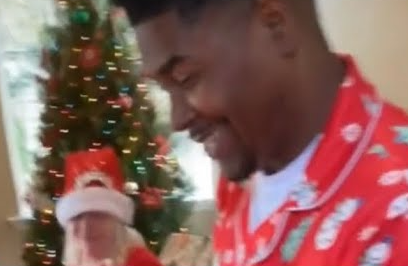 Tariq Nasheed's Christmas with the Dominant Society... his white mother in law..but yall putting stock into a made-up FBA lineage grfit! ??? Matching pijamas tooo lol . Make it make sense! He look hella MOIST! 😂🤣
#FBA