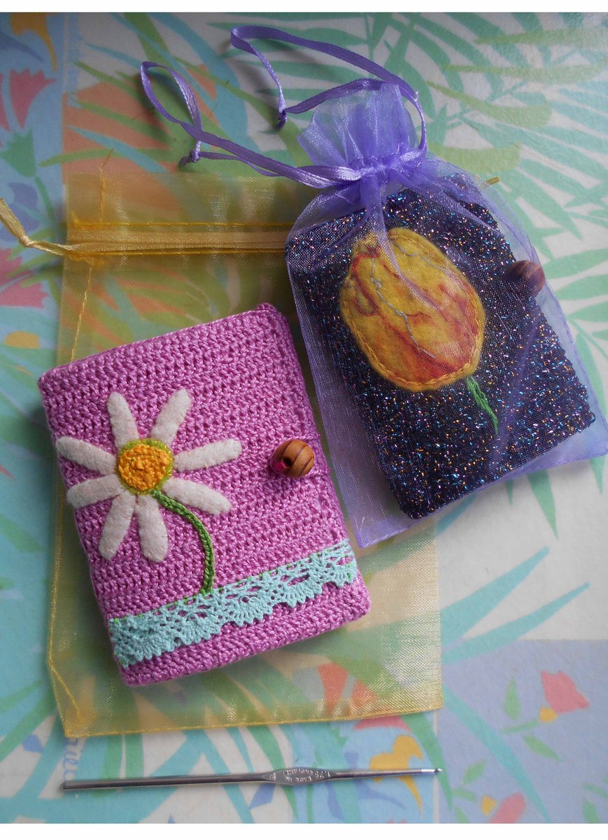 Morning, everyone.  Only 2 days left to enjoy a 50% discount on a luxury journal for a birthday, wedding, Christmas gift ...
The daisy journal is sold, but we've 7 journals waiting for a new home!
prettyhopsandjumps.etsy.com/listing/182000… #earlybiz #shopindie #christmasinjuly #usa #giftideas