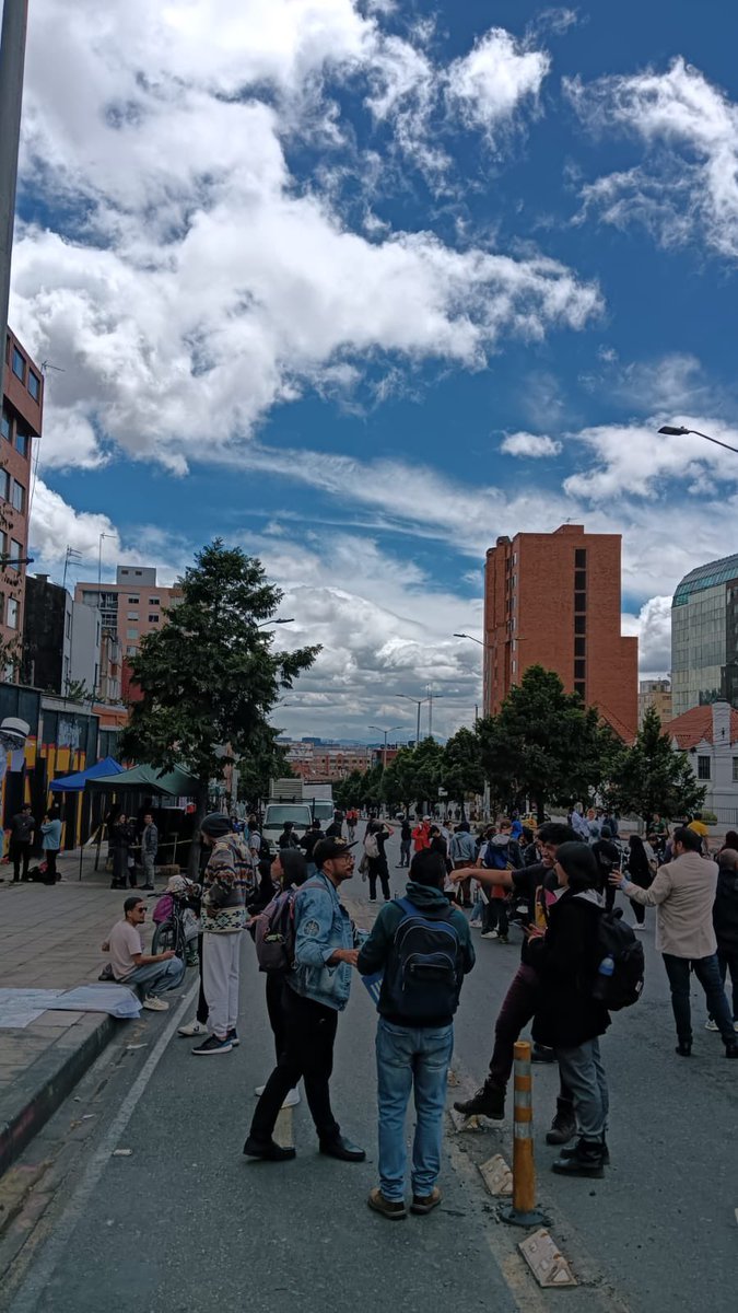 VelascoNicolasO's tweet image. Solicito a @SectorMovilidad retomar el control del tramo vial ubicado en la calle 45 entre cra 14 y cra 7.

En este momento se complica mucho la movilidad de chapinero por la ocupación de unos pocos que están pintando las paredes del distrito.
