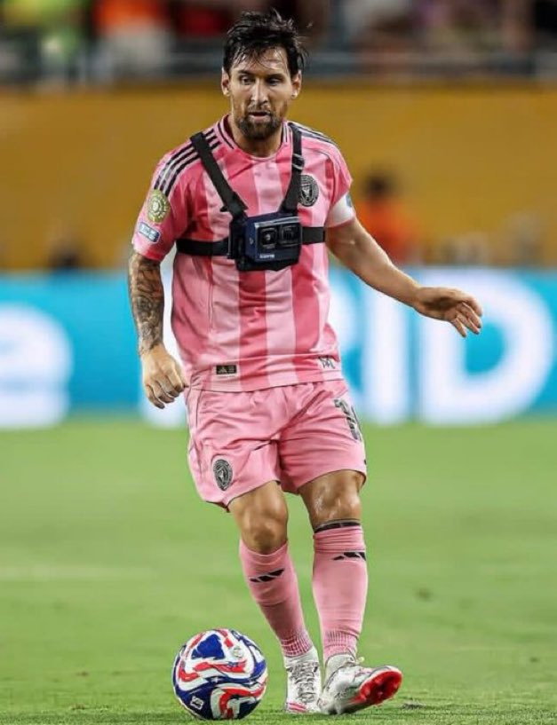 PurelyFootball's tweet image. Starting from August 2, Messi will play with a camera on his body, and it will be broadcast LIVE on TikTok 😳🎥