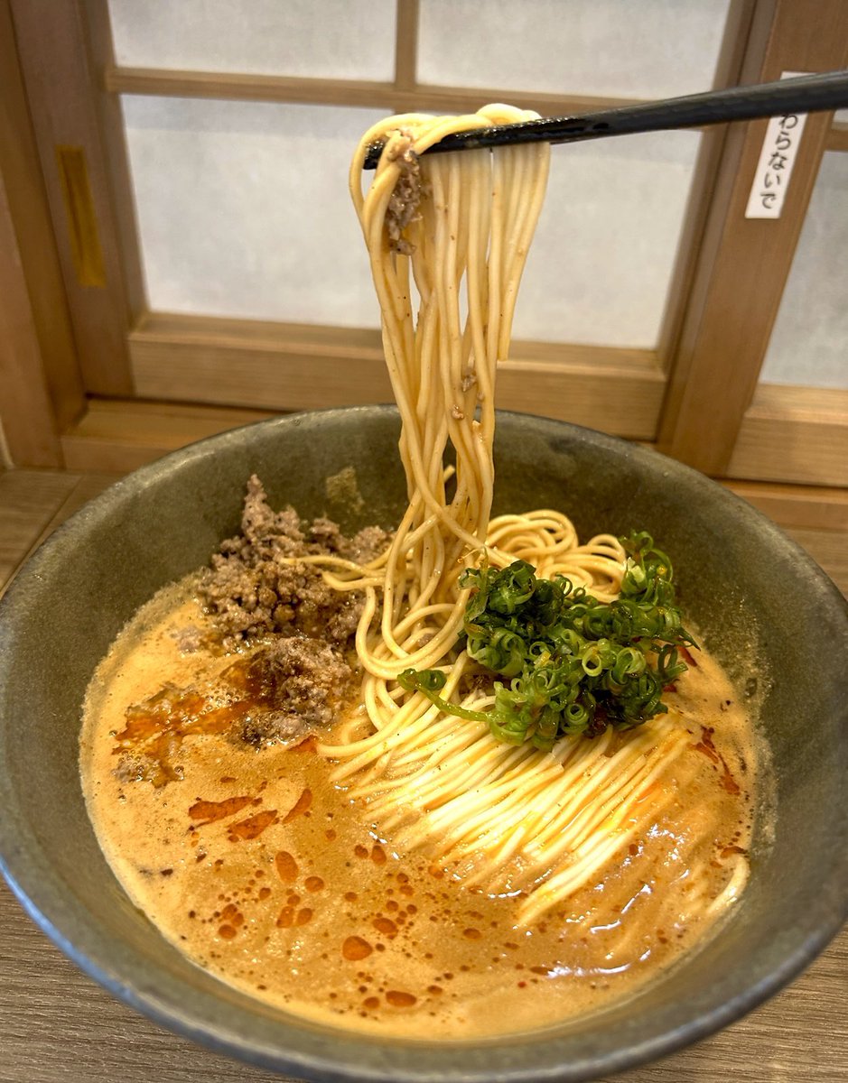 KOTAPAPA921's tweet image. 福生市『中華蕎麦 麺とスープ』
豊富な独創的メニューの中から今回選んだのが【自家製ラー油の和牛担々麺】頬張る毎に複雑に絡み合う素材の旨味が 口いっぱいに広がります♡ 他店では味わえない“麺スー”のゴールの見えない奥深い世界に 五感がドンドン引き込まれて行くのでした🌀