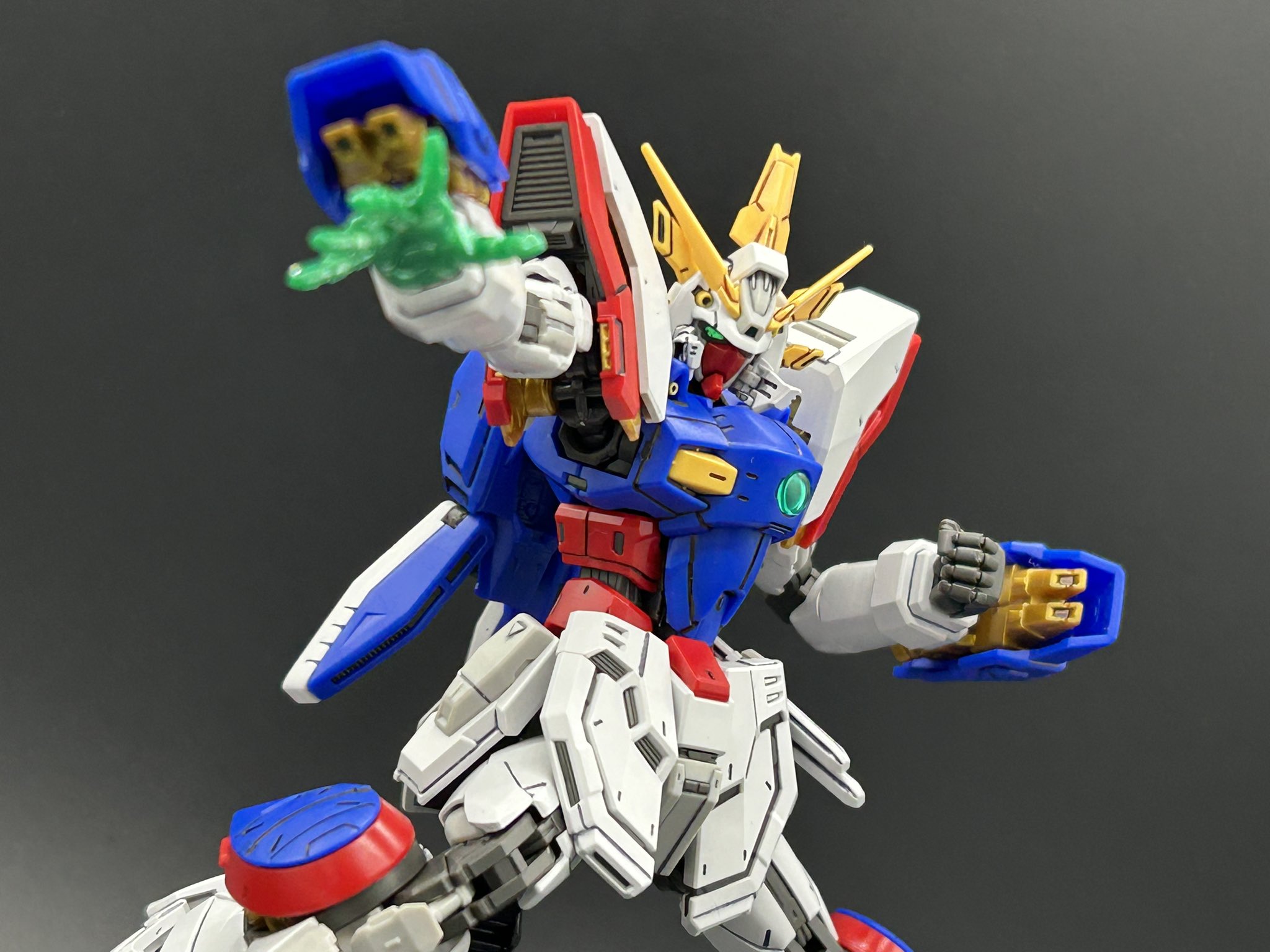 シャイニングガンダム - البحث / X