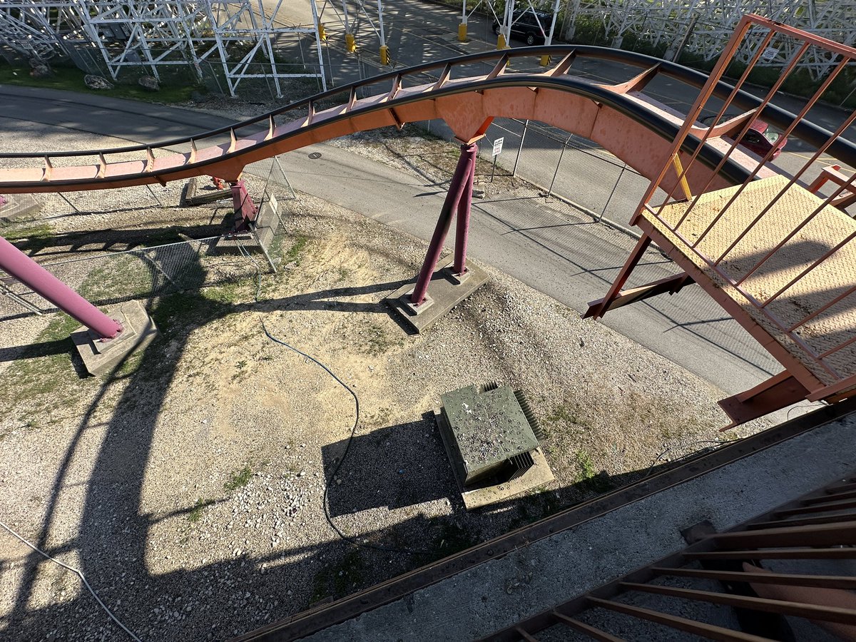 marcusleshock's tweet image. Hair ties on the electric box under Raging Bull @SFGreat_America. How do these things start? 🎢🤣
