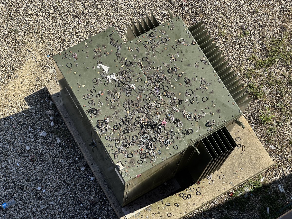 marcusleshock's tweet image. Hair ties on the electric box under Raging Bull @SFGreat_America. How do these things start? 🎢🤣