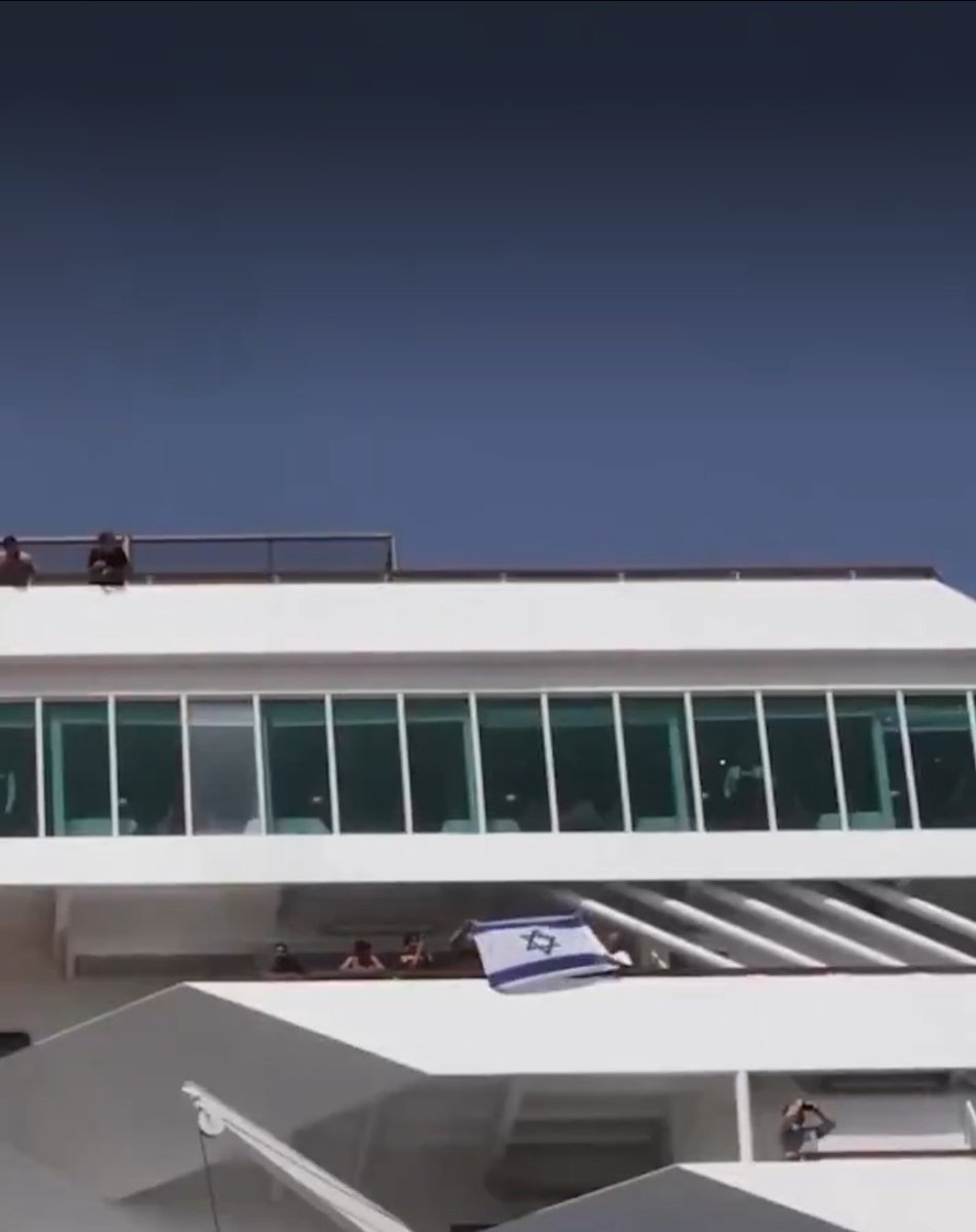 venetia_Ap's tweet image. Βαλίτσα διακοπών:
Πετσέτα ✅
Μαγιό ✅
Σαγιονάρες ✅
Αντηλιακό ✅
Καπέλο ✅
Σημαία ✅