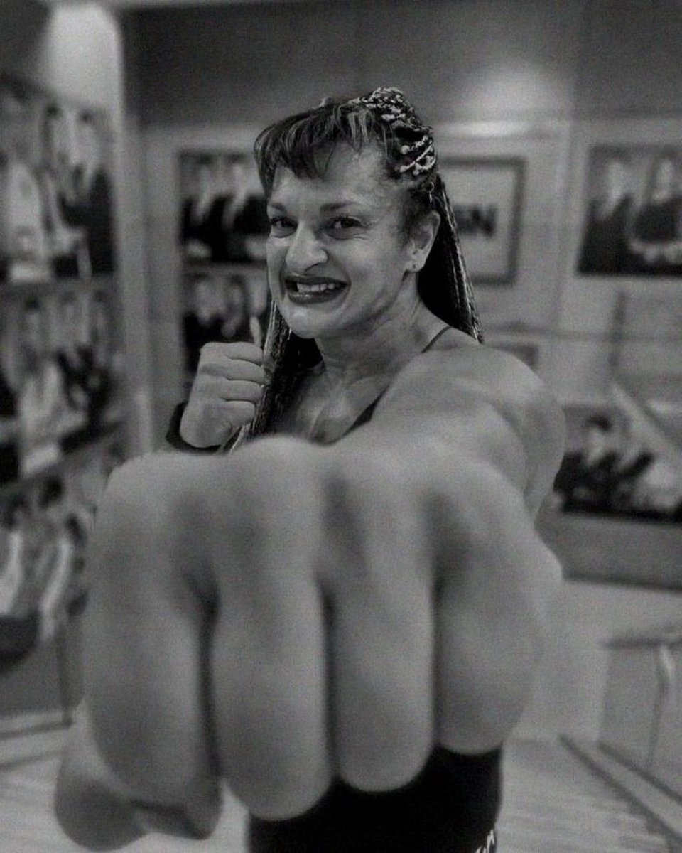 Por ahi te cruzabas con un video de Locomotora Oliveras, causaba gracia su intensidad, pero atrás había una historia de lucha ENORME, tremendamente inspiradora, en homenaje a esta LUCHADORA va este hilo👇