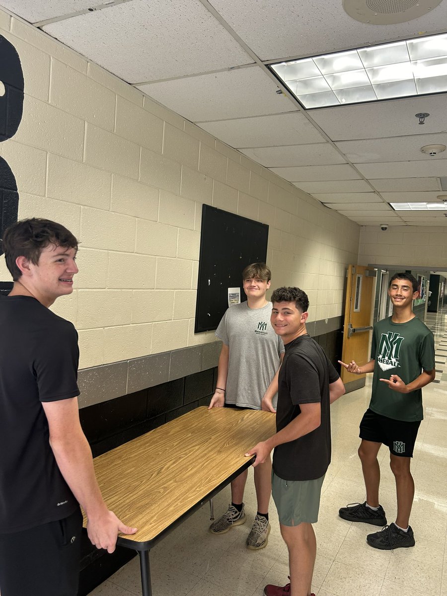 Mustang players helping their teachers move in‼️