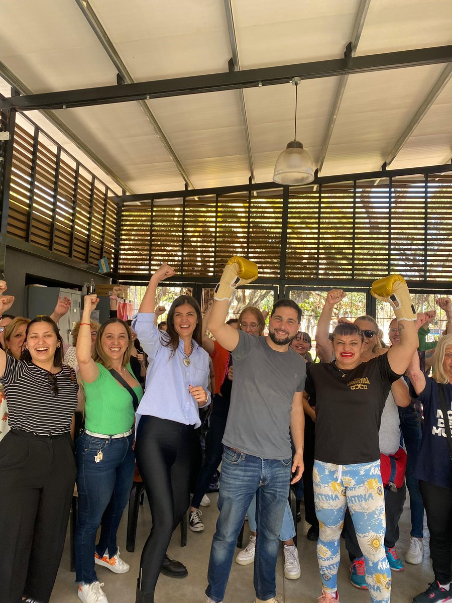 Hoy despedimos a Alejandra “Locomotora” Oliveras.
La recordamos por su incansable lucha, tanto en su vida personal como profesional, su resilencia y las enseñanzas que nos dejo. Un fuerte abrazo a su familia y amigos.