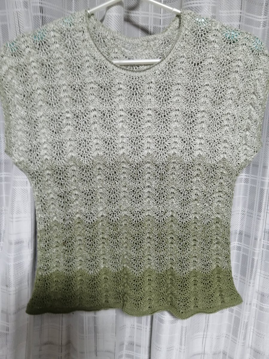 おはようございます✨🍀

半円ストール🧶
形が上手く編めない💦

なので✨
全部🧶解いて
サマーセーターに👕😁

なかなか👕いい感じ💕

＃編物