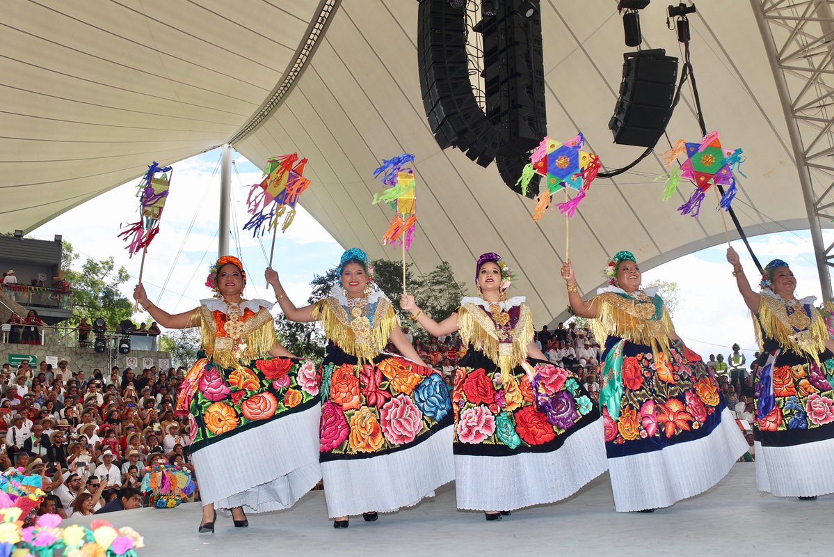 En la presentación de #SanBlasAtempa en la Octava de la #Guelaguetza2025 el Senador <a href="/Nino_Morales1/">Antonino Morales Toledo</a> con emoción y orgullo aplaudió la presentación de la delegación de su pueblo zapoteco en la rotonda de la azucena. <a href="/frecuencia2460/">frecuencia 2460</a> <a href="/senadomexicano/">Senado de México</a> #Oaxaca