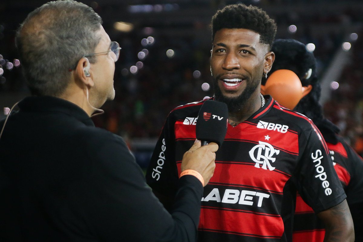 sourubronegrooo's tweet image. Nesta terça-feira (29), no CT George Helal, o Flamengo vai fazer a apresentação oficial do lateral-direito Emerson Royal às 14h30, seguida de coletiva de imprensa com o jogador.